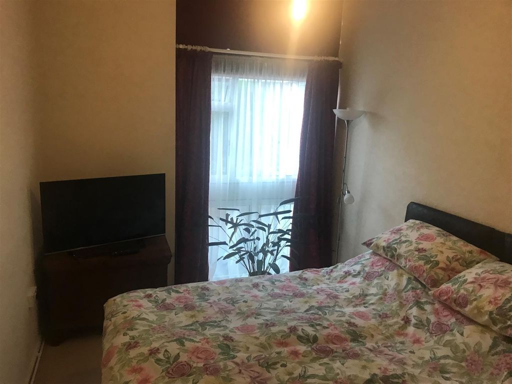 Property photo 3 of 7 Bed 1.Jpg