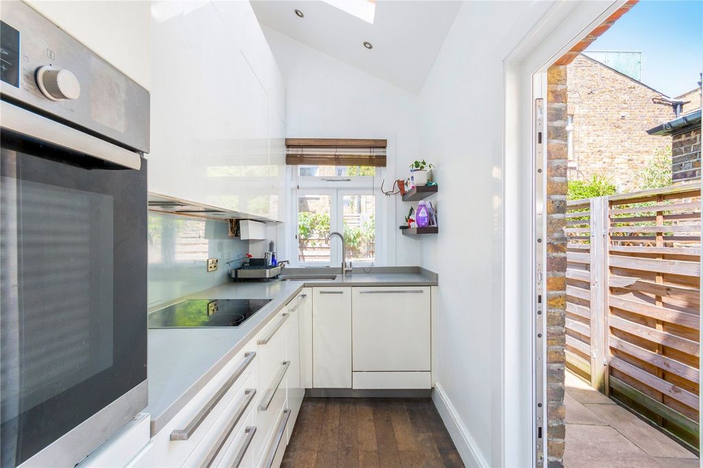 Property photo 3 of 12 Kitchen