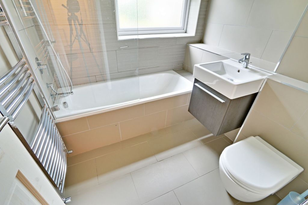 Property photo 3 of 10 Bathroom
