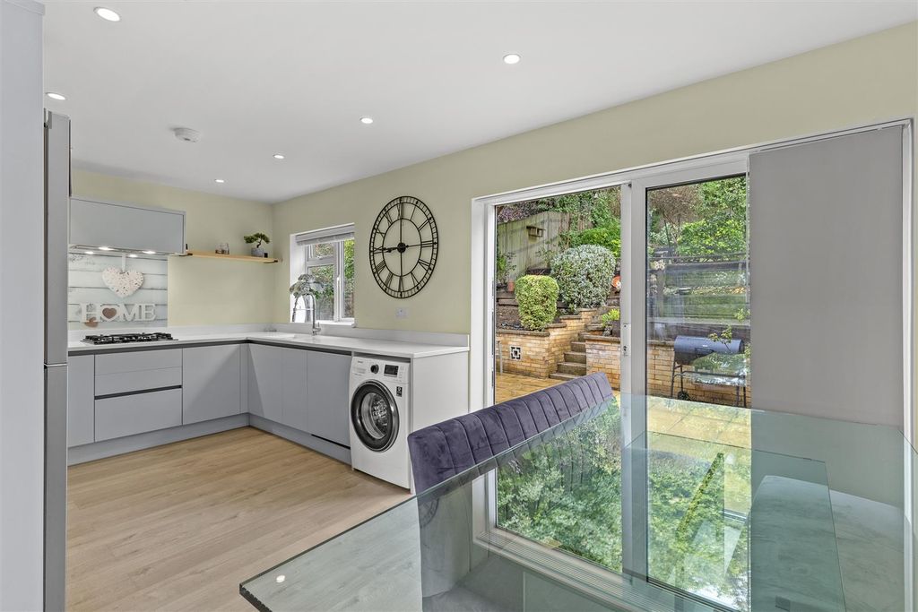 Property photo 3 of 15 24 Arundel Road, Hp12 4Ne-6.Jpg