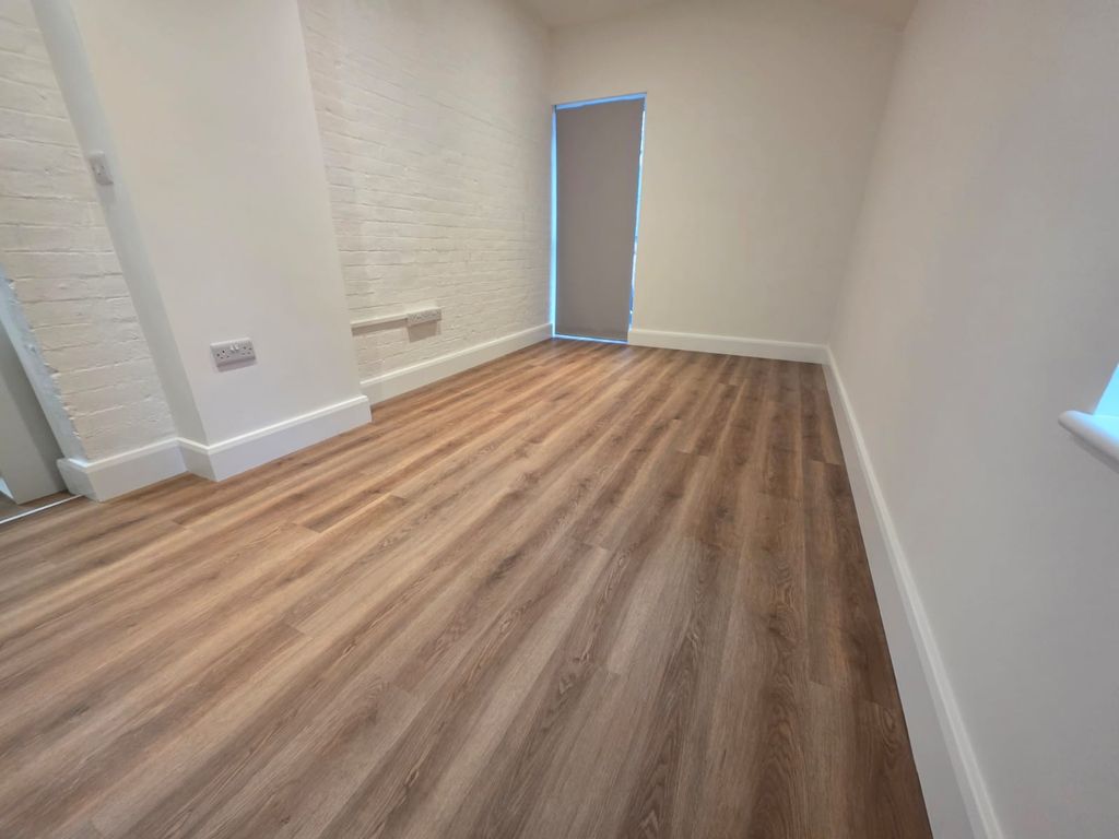 Property photo 3 of 14 Lounge / Bedroom