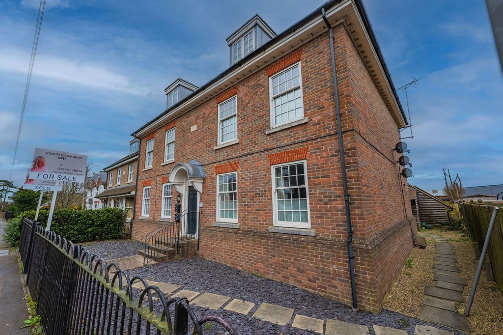 Property photo 2 of 25