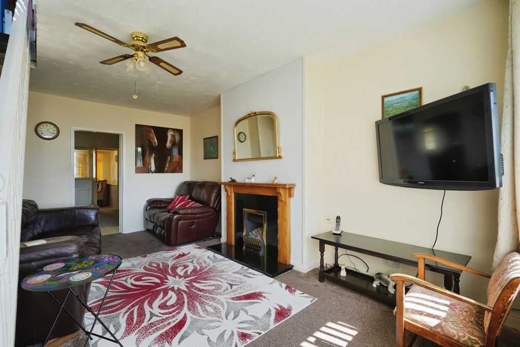 Property photo 2 of 19 Lounge