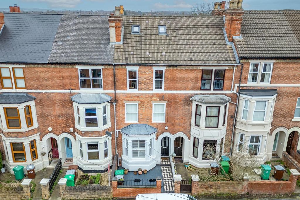 Property photo 1 of 17 Waldeck Road