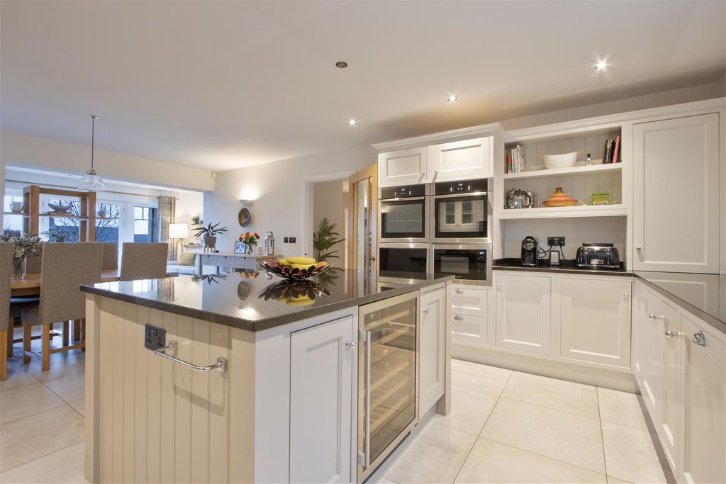 Property photo 2 of 33 Dining Kitchen