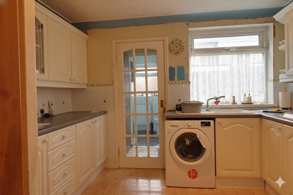 Property photo 3 of 9 Kitchen