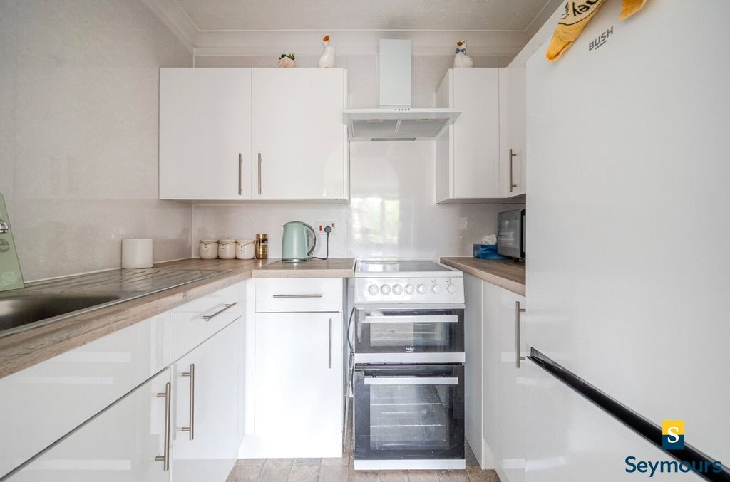 Property photo 3 of 15 Kitchen