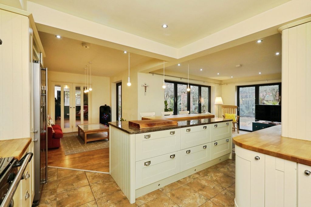 Property photo 2 of 30