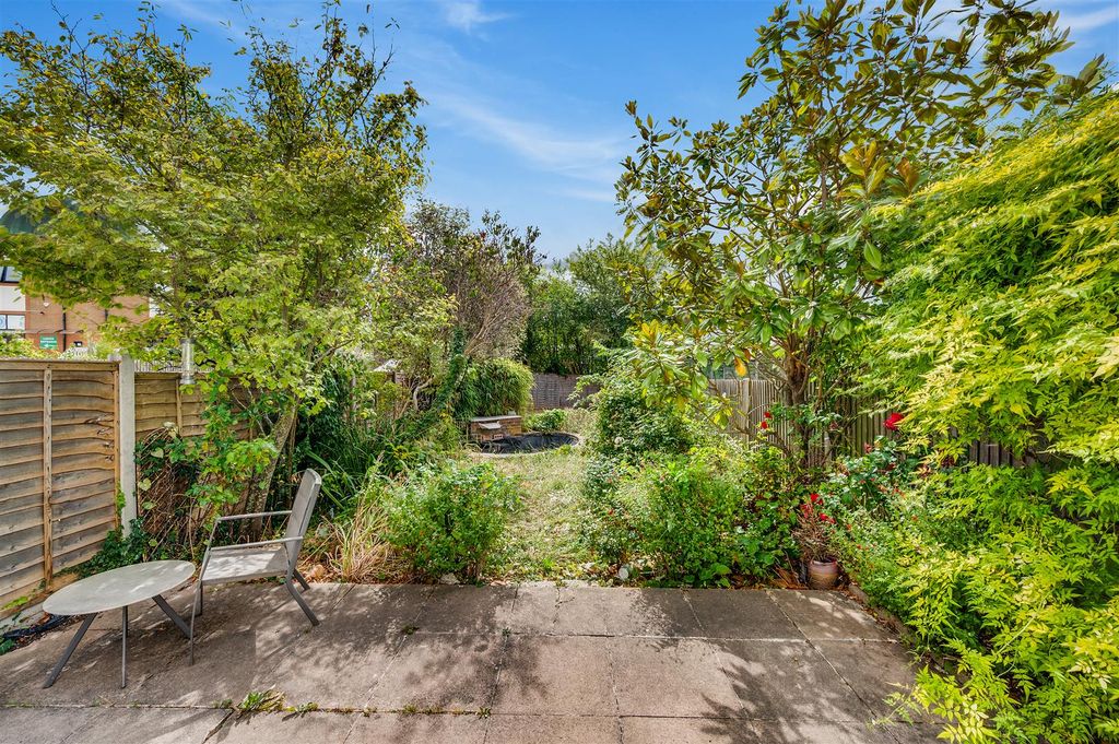 Property photo 3 of 9 Daniels_5A, Riffel Road London, Nw2_004.Jpg