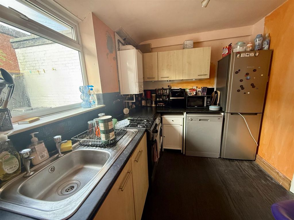 Property photo 3 of 7 Kitchen