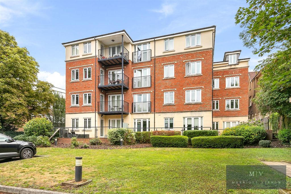 Property photo 1 of 15 Flat 2, 28, Normanton Road MV-15.Jpg