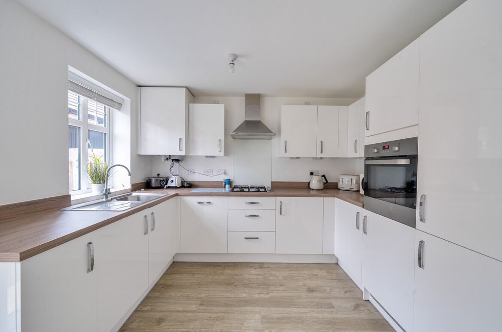 Property photo 3 of 13 1360425-34-68d65F...