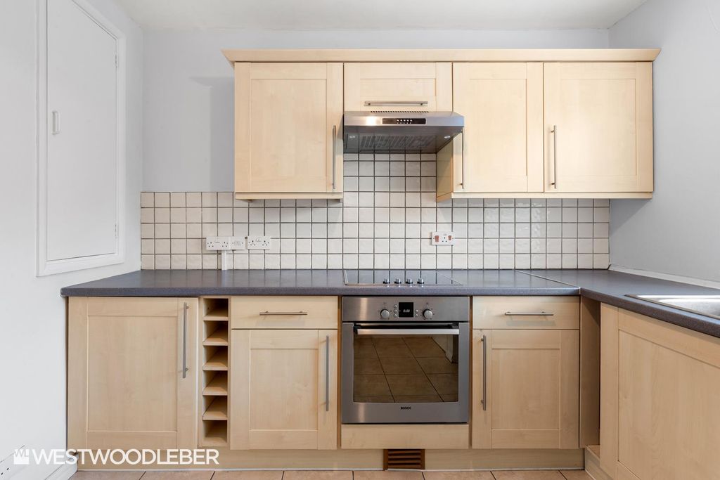 Property photo 2 of 13 Hadleighcourt_1.Jpg