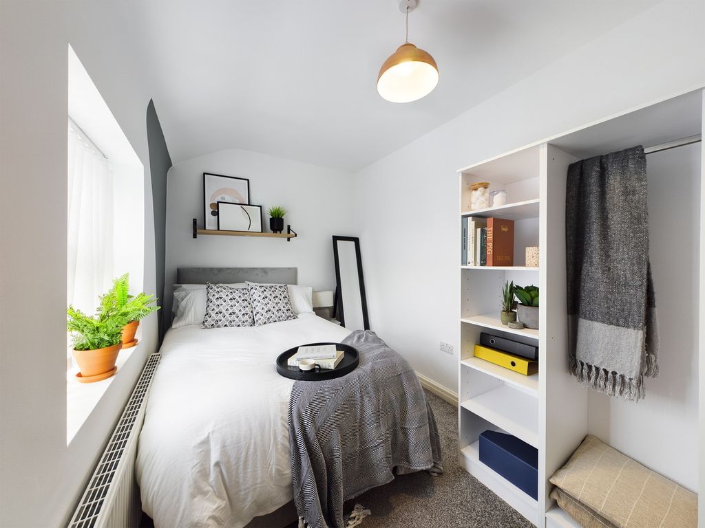 Property photo 3 of 13 A Bright And Cozy Double Bedroom Featuring Stylish...