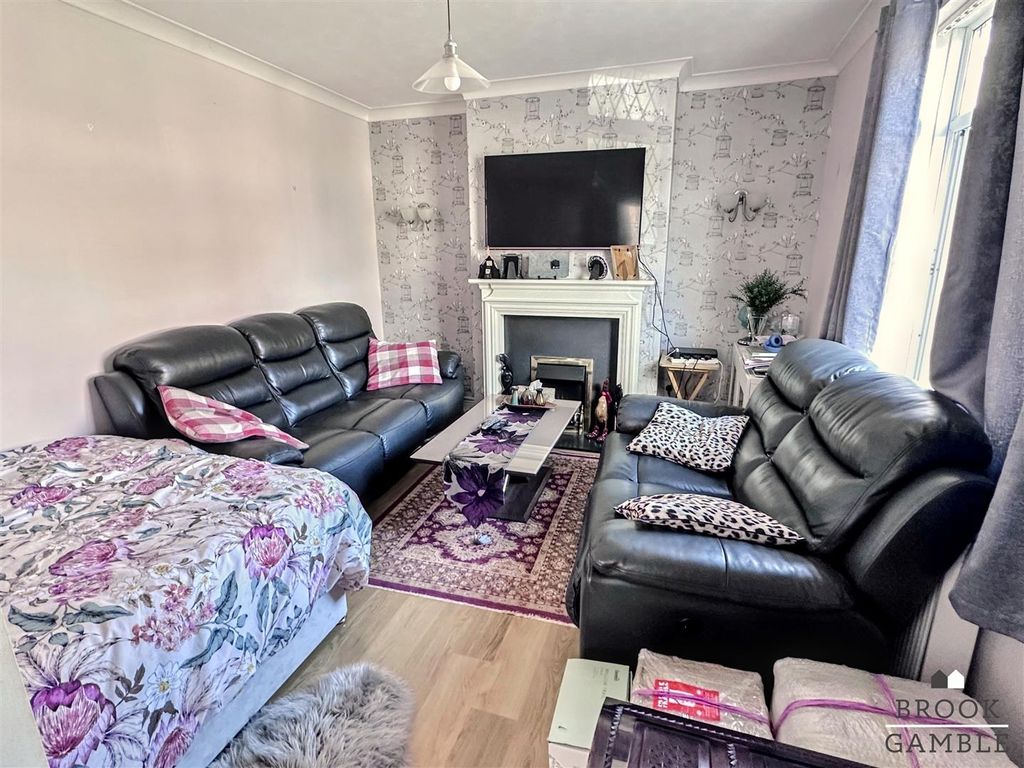 Property photo 3 of 13 01323 438506
