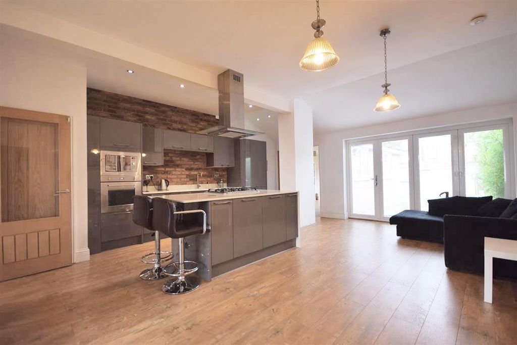 Property photo 3 of 12 Kitchen