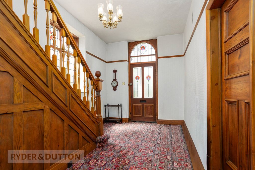 Property photo 3 of 25 Entrance Hall
