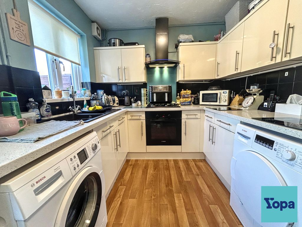 Property photo 3 of 12 Kitchen