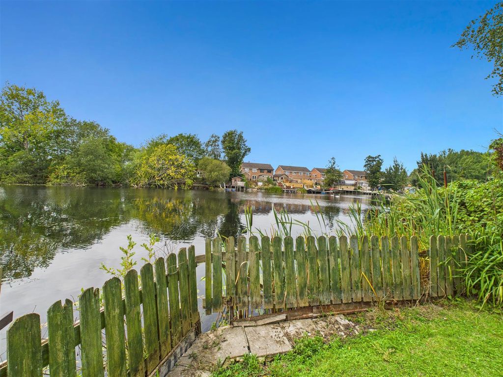 Property photo 2 of 16 Cam03303G0-Pr0219-Still015.Jpg