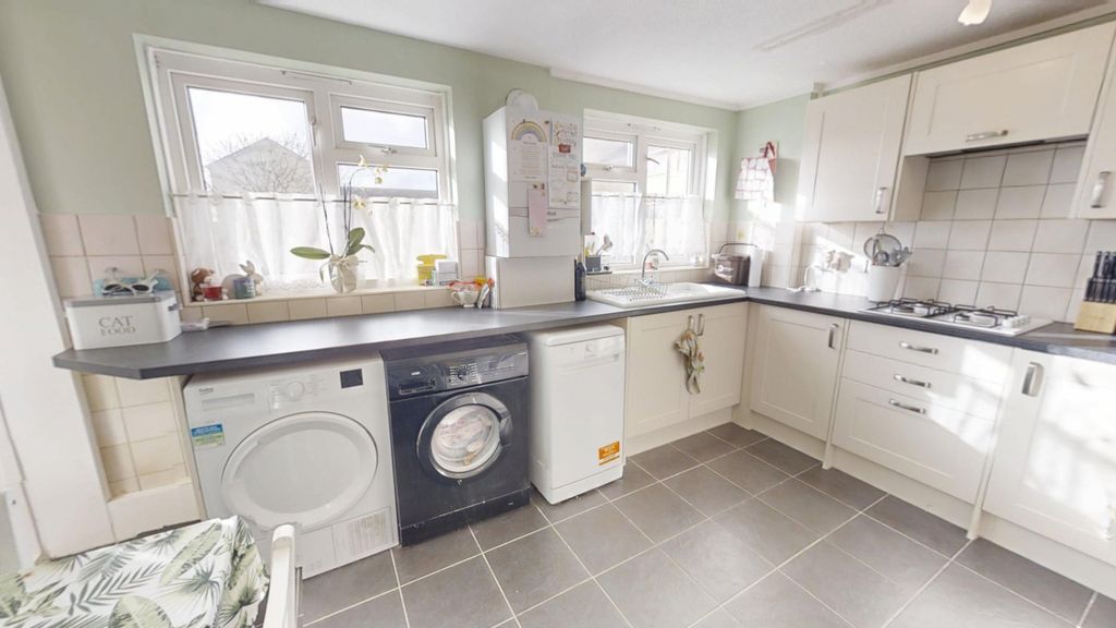 Property photo 3 of 12 Kitchen