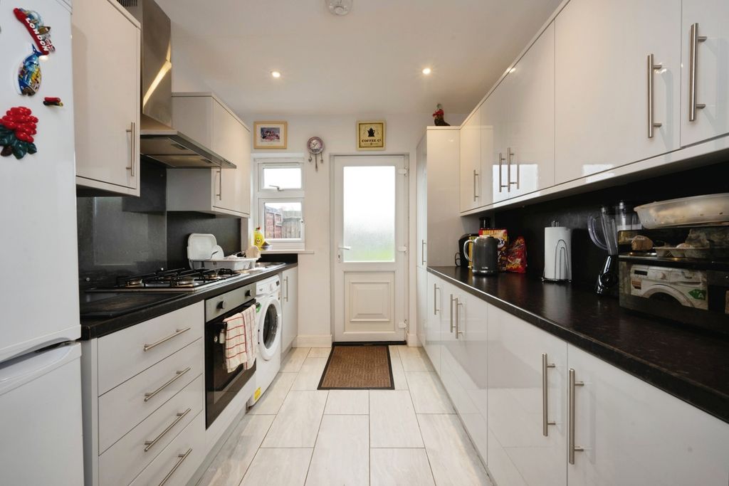 Property photo 2 of 10 Kitchen