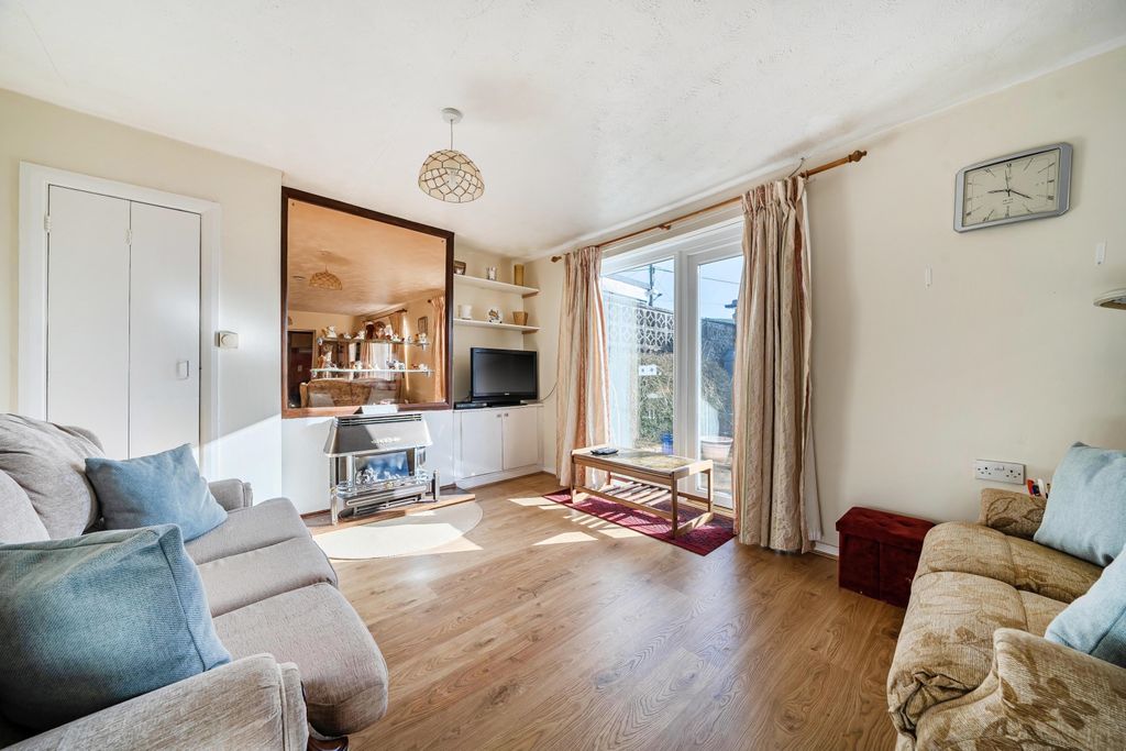 Property photo 3 of 19 Lounge