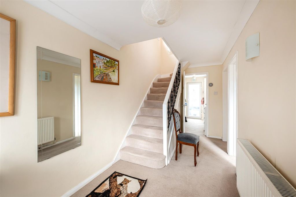 Property photo 2 of 11 Hallway