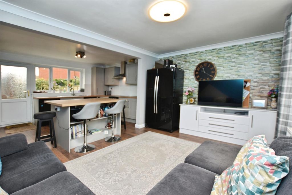 Property photo 2 of 18 3E748118-Family 20To 20Kit.Jpg