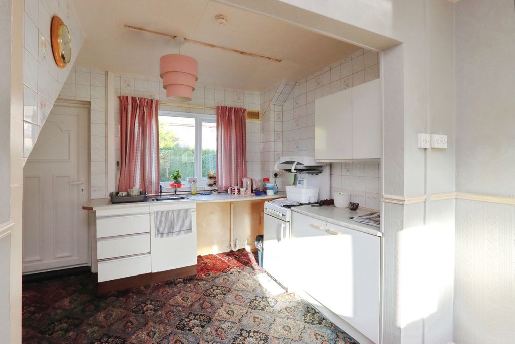 Property photo 3 of 17 Kitchen