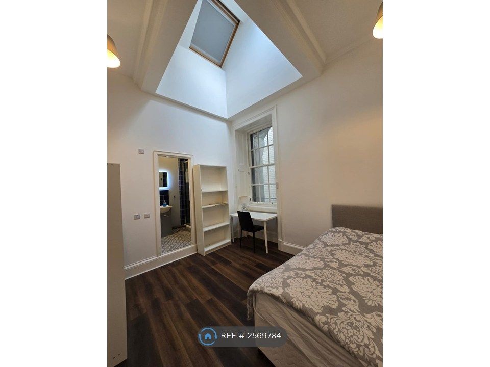 Property photo 2 of 15 En-Suite Bedroom 2