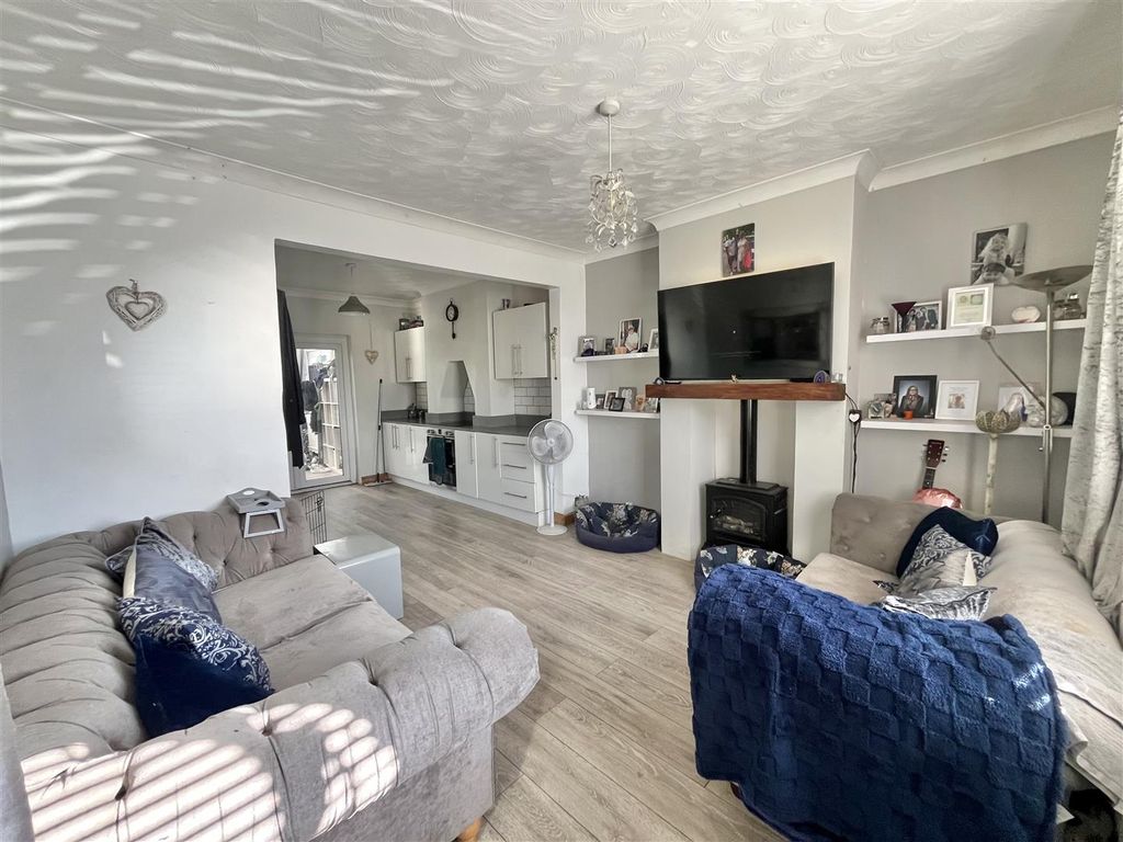 Property photo 2 of 11 Lounge