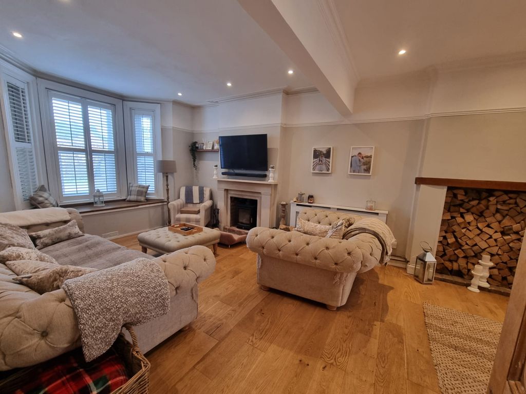 Property photo 1 of 19 12 Month Let Only, This Property Can Be Fully Furnished, Part Furnished Or Unfurnished Depending On Preference. 4 Bedroom House, With An Extra Lounge In The Attic Space, Large Driveway And Private Garden Close To Broadstone Shops And Excellent Schools.