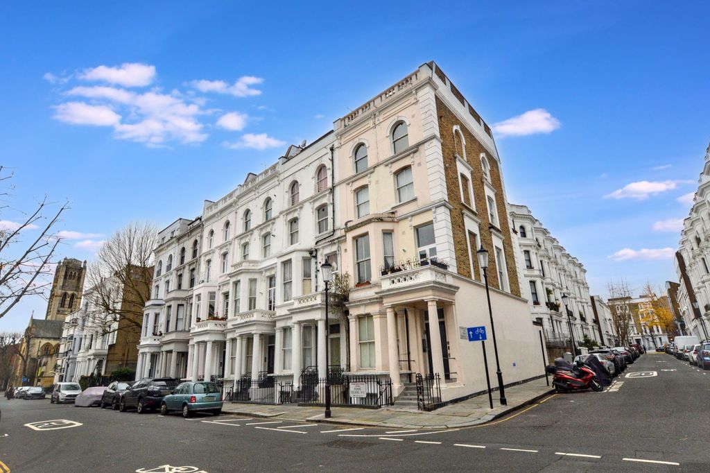 Property photo 3 of 11 40F Powis Square, Notting Hill, London, W11 2Ay