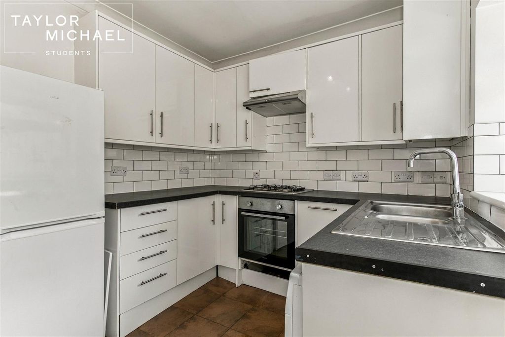 Property photo 2 of 11 Kitchen