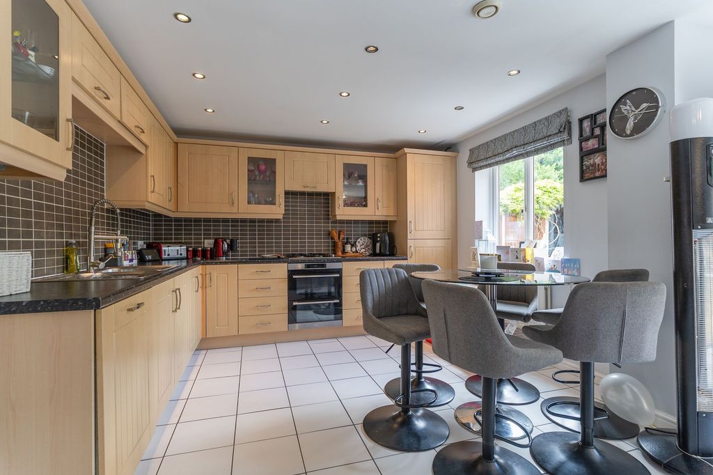 Property photo 2 of 32