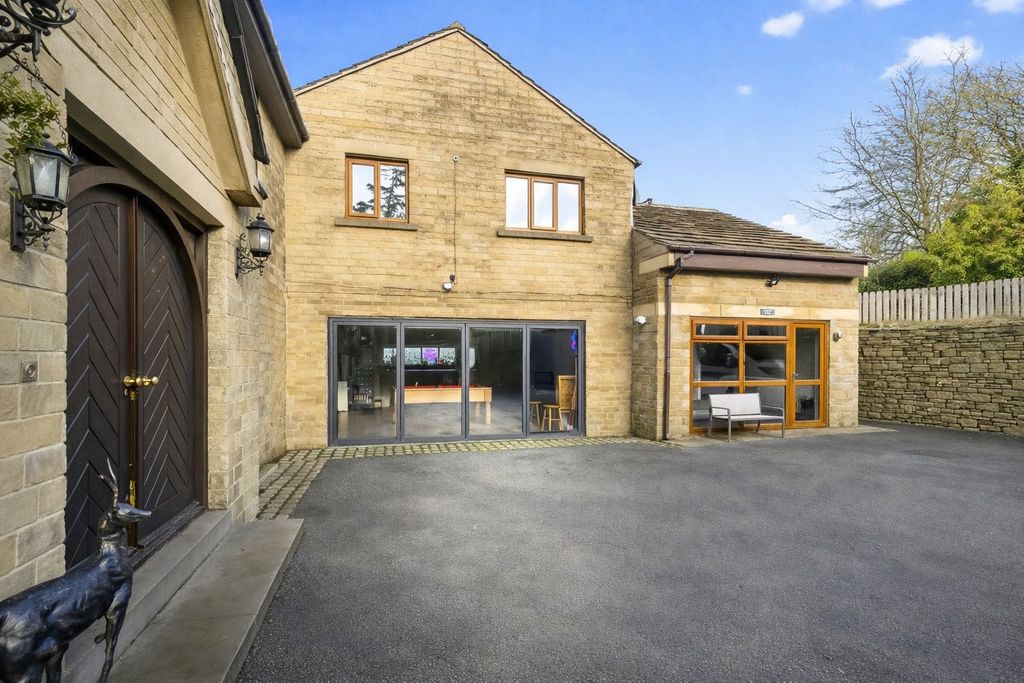 Property photo 3 of 22 Courtyard