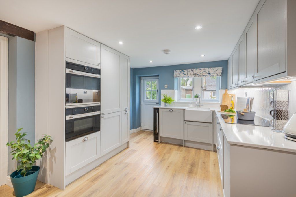 Property photo 3 of 17 Kitchen Area