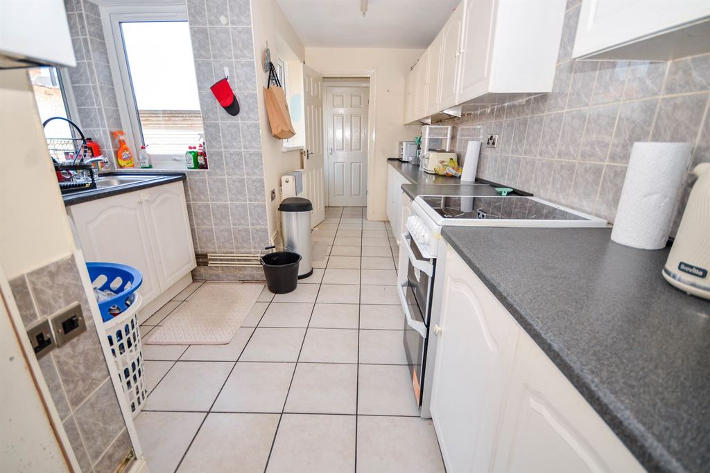 Property photo 3 of 10 Kitchen