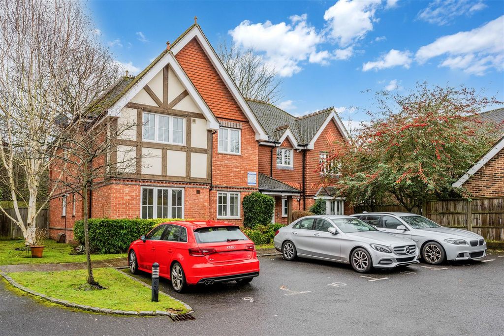 Property photo 1 of 14 Limes Close