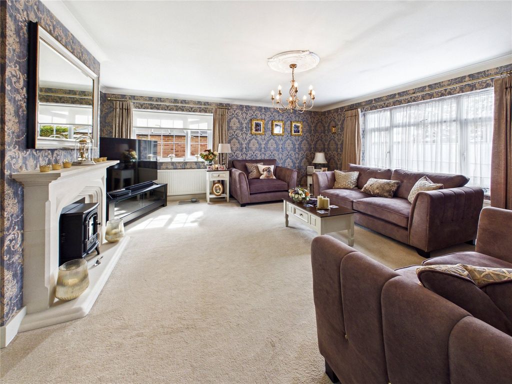 Property photo 3 of 23 Lounge