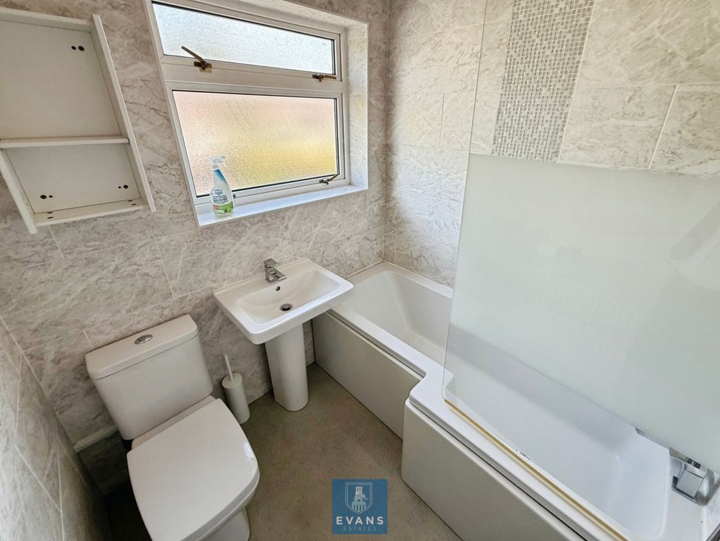 Property photo 3 of 17 Bathroom