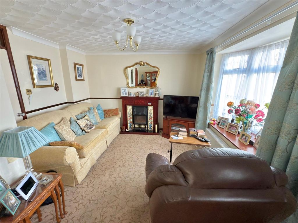 Property photo 3 of 10 Lounge.Jpg