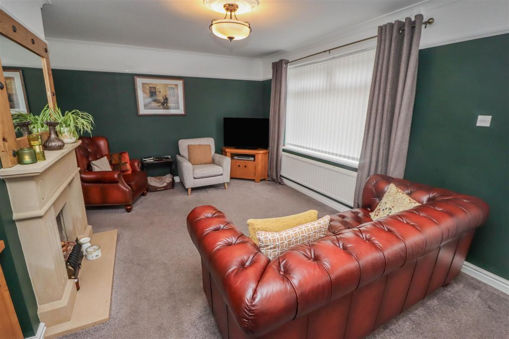 Property photo 2 of 16 Lounge