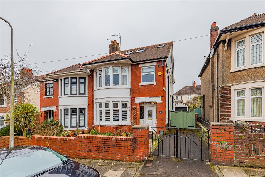 Property photo 2 of 24 Earls Court Road 51-34.Jpg