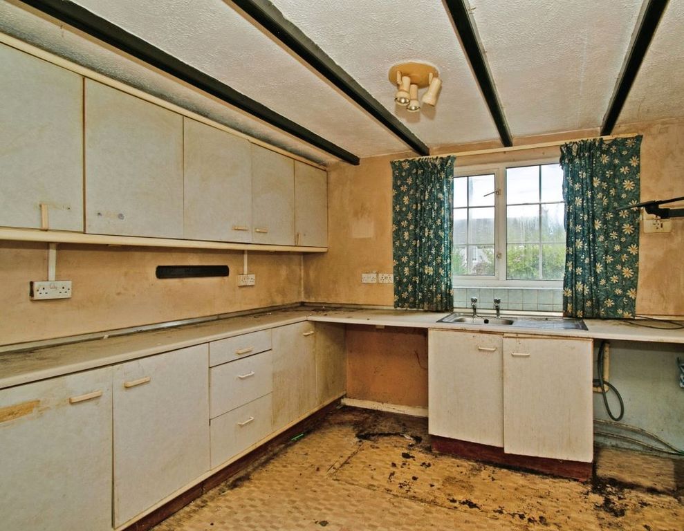 Property photo 3 of 6 Kitchen