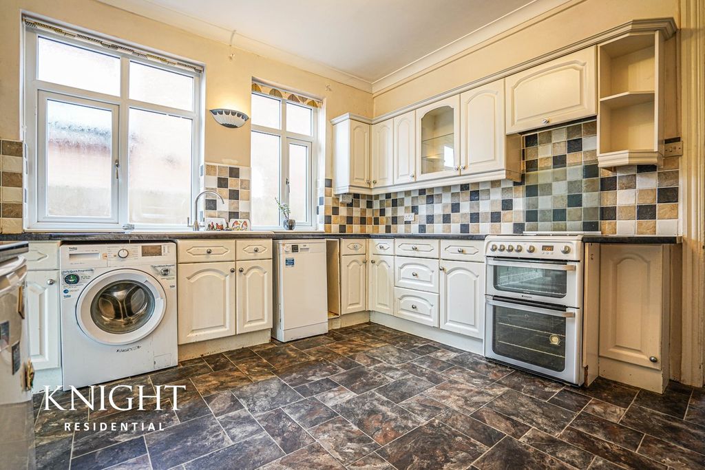 Additional image 14 of 2 bed property for saleConnaught Avenue, Frinton-On-Sea CO13