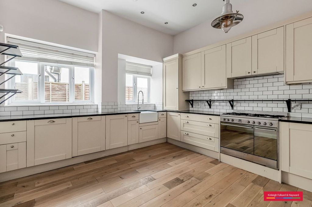 Property photo 2 of 11 Picture No. 17