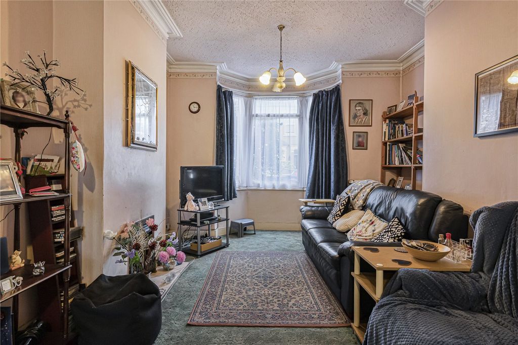 Property photo 2 of 11 Lounge