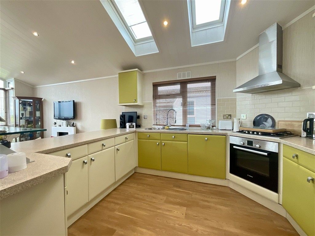 Property photo 3 of 10 Kitchen