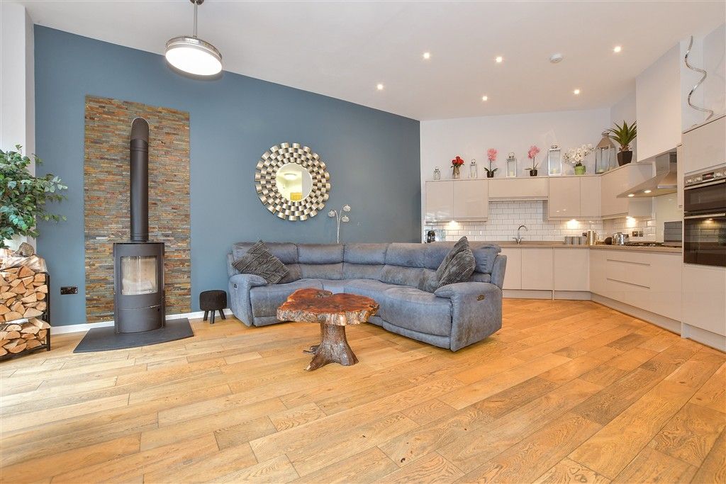 Property photo 3 of 11 Kitchen/Lounge